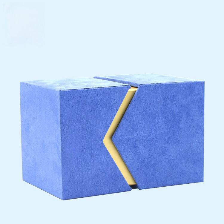 Conjunto de presente com caixas de óleo de CBD e velas perfumadas