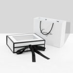 Caixa de presente dobrável em papel branco personalizável