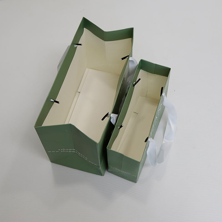 Sacos de compras de papel de luxo com logótipos impressos à medida