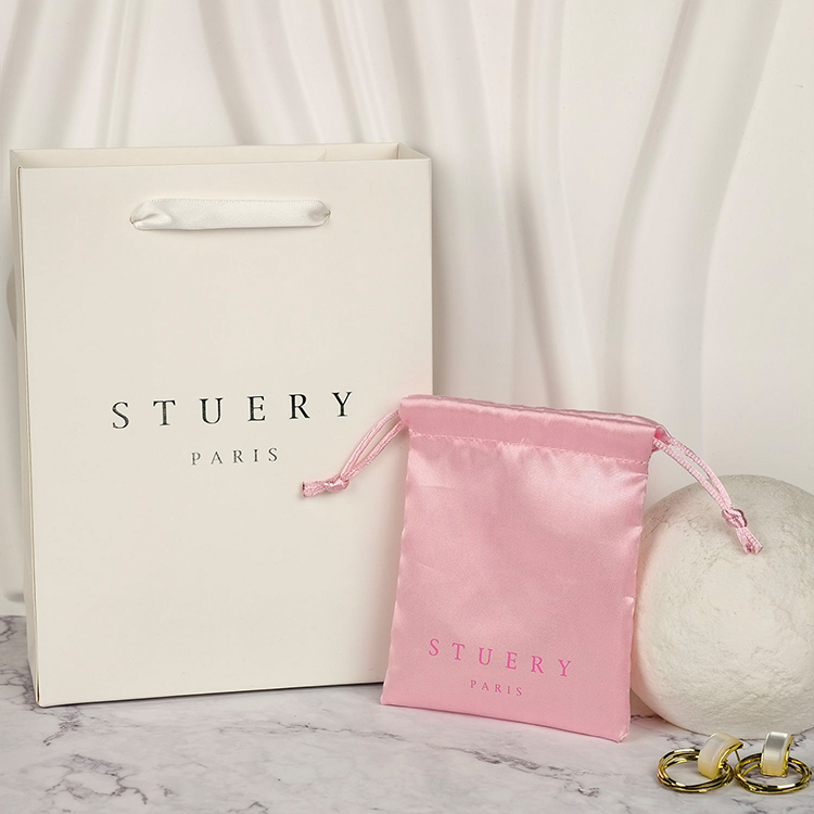 Sacos de compras de papel com logótipos personalizados e alças torcidas de luxo