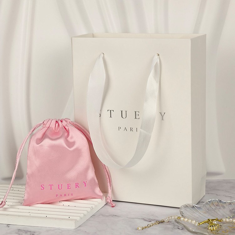 Sacos de compras de papel com logótipos personalizados e alças torcidas de luxo
