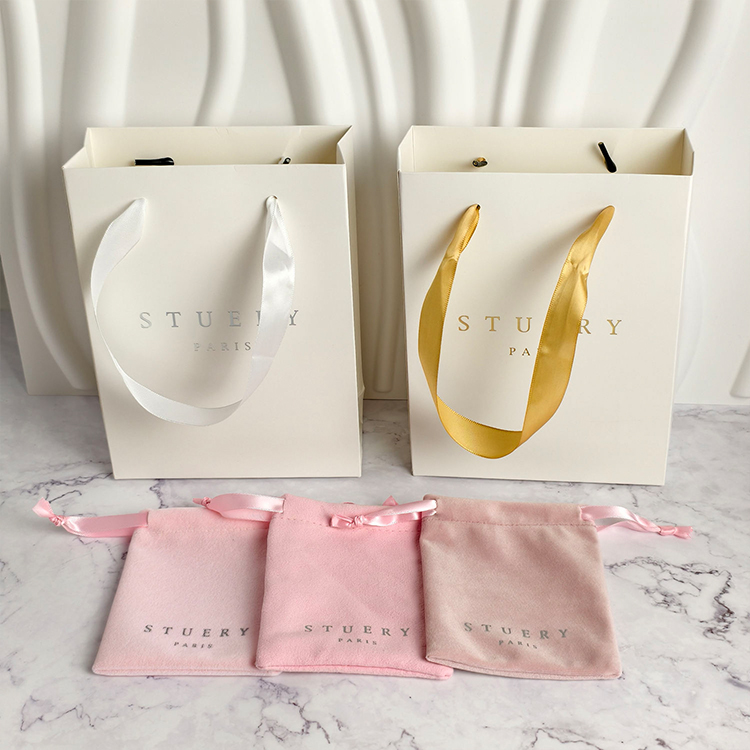 Sacos de compras de papel com logótipos personalizados e alças torcidas de luxo